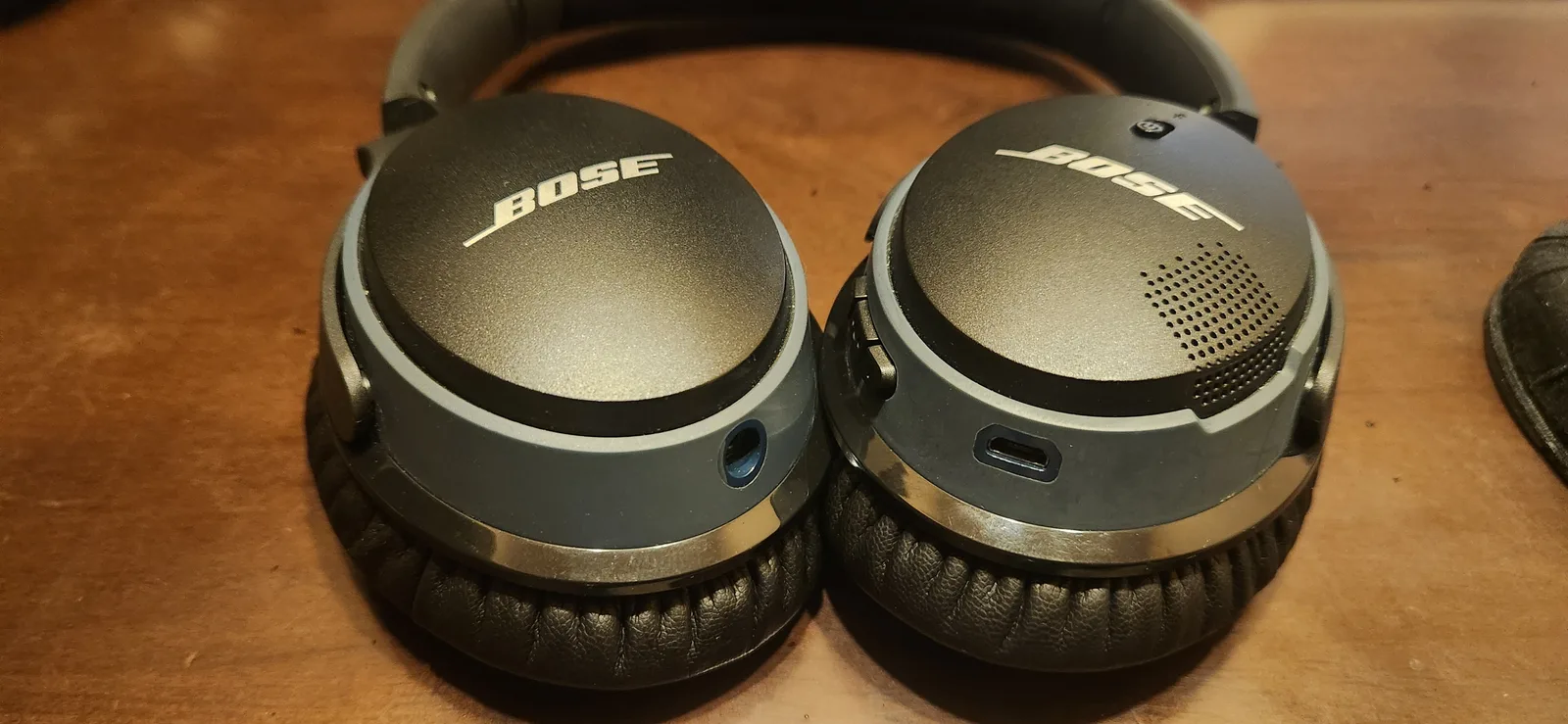 長年愛用しているBOSE AE2。両耳のハウジングに「BOSE」のロゴ、片方に3.5mmジャック、もう片方にmicroUSB端子が並ぶ