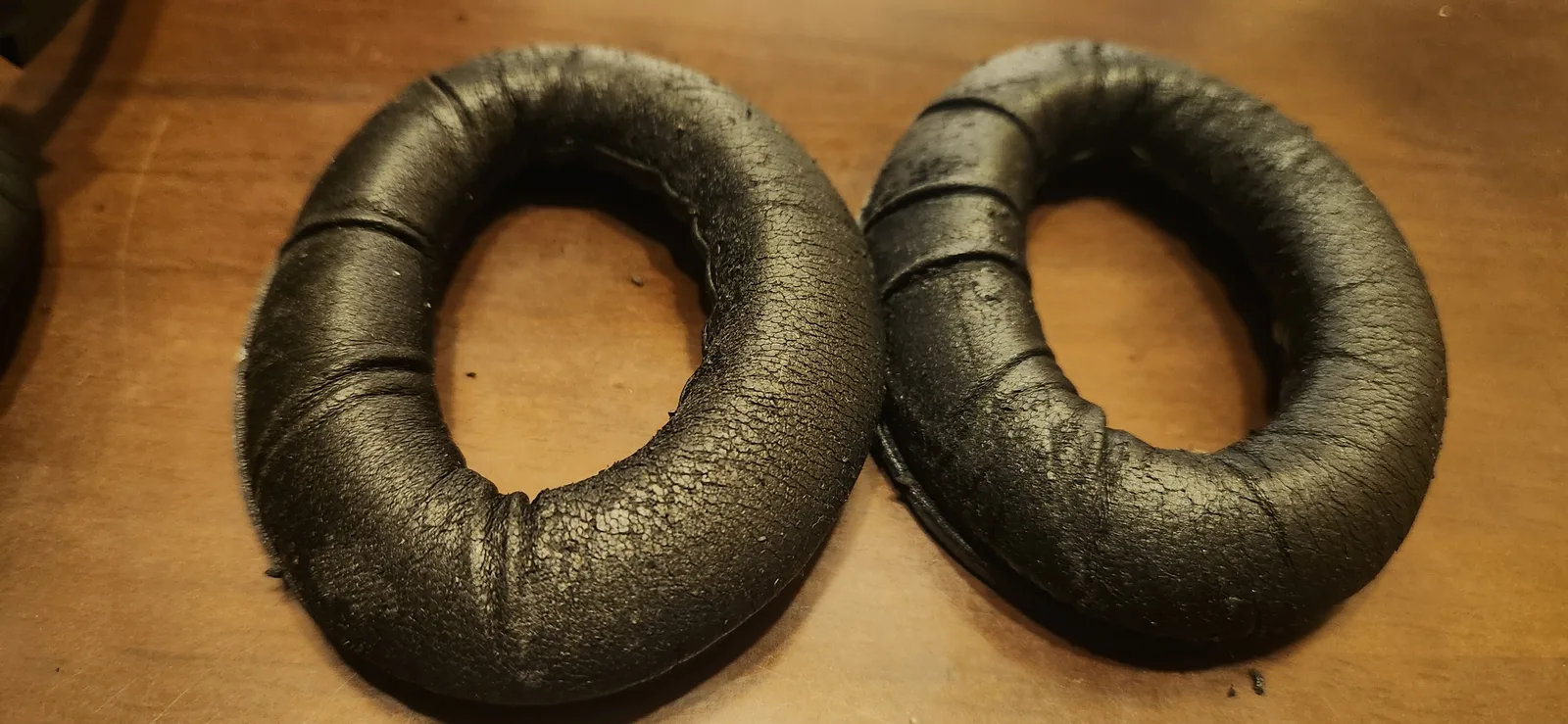 劣化して表面がひび割れ、黒い粉を吹いているBOSE AE2の古いイヤークッション2つ