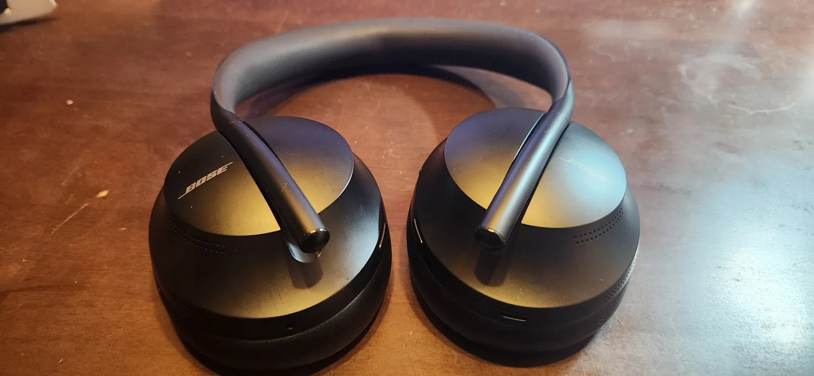 The BOSE NC700 after replacement, seen from the front. The BOSE logo on both ear housings