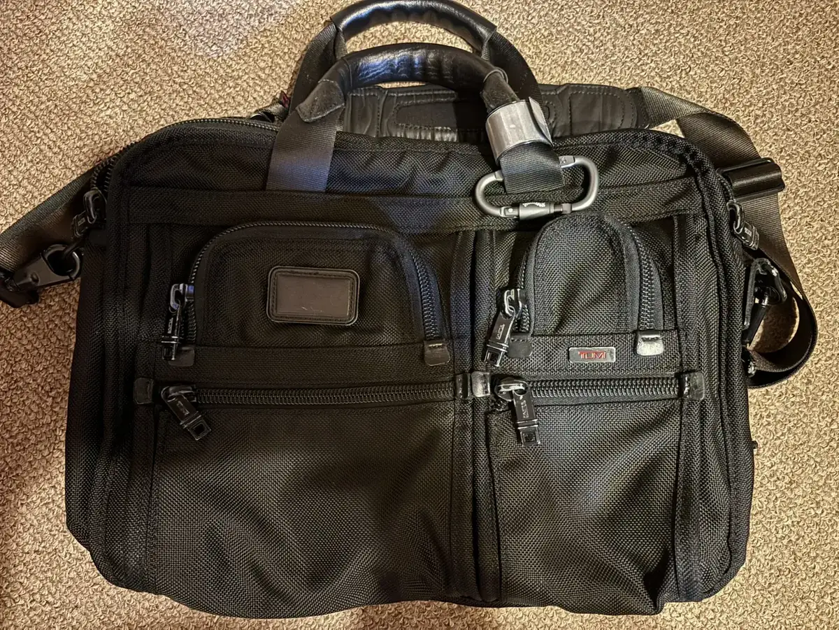 TUMI 26141DHの実物。バリスティックナイロンの黒いブリーフケース