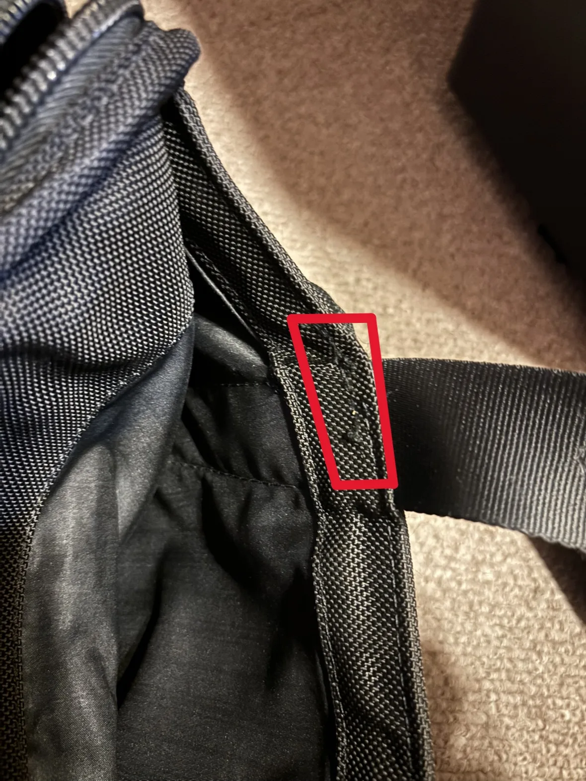 持ち手まわりを自分で手縫いした補修跡のアップ。赤枠の部分が縫った箇所