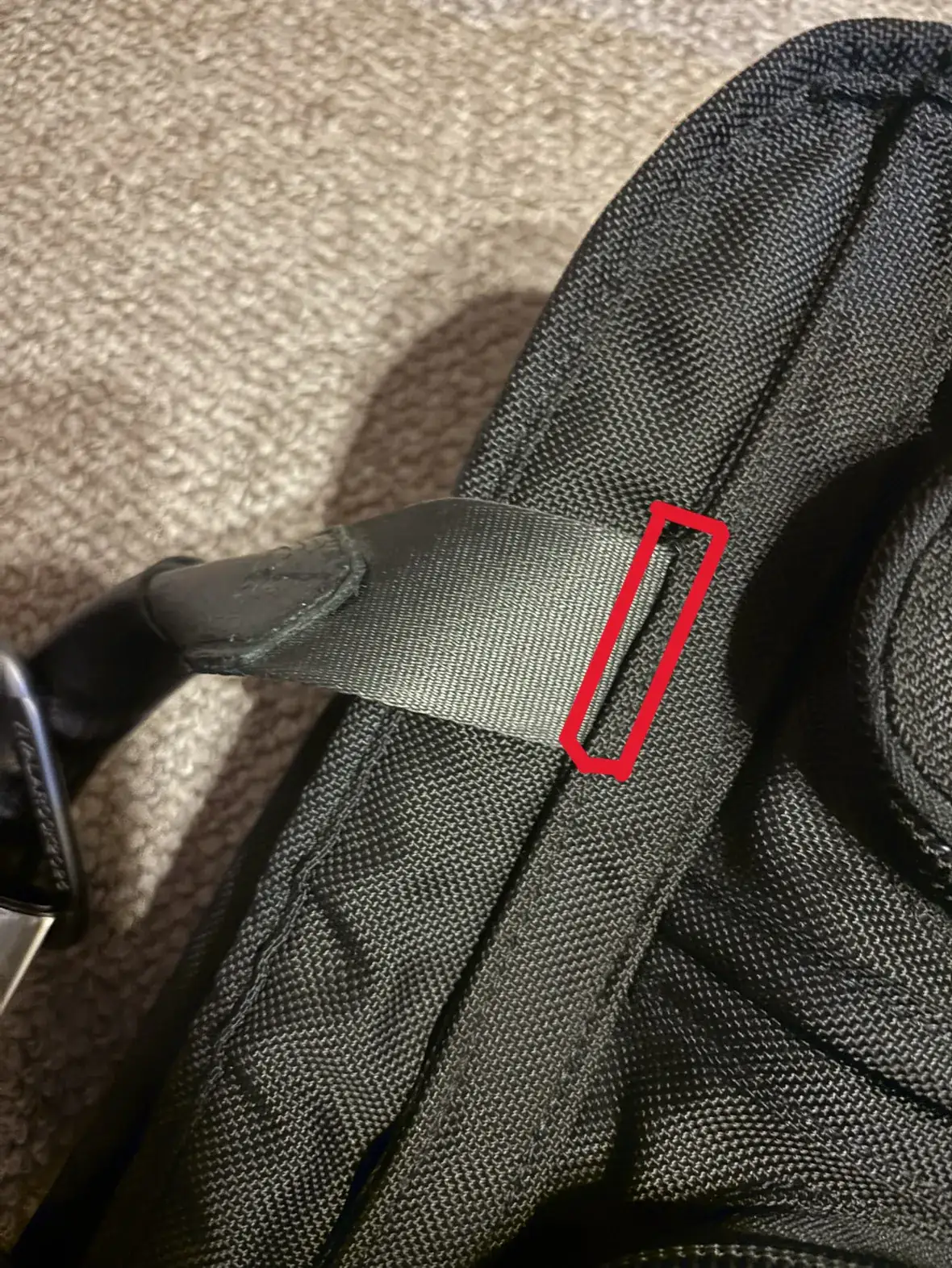 ストラップの付け根まわりを手縫いした箇所。赤枠の部分が縫った箇所