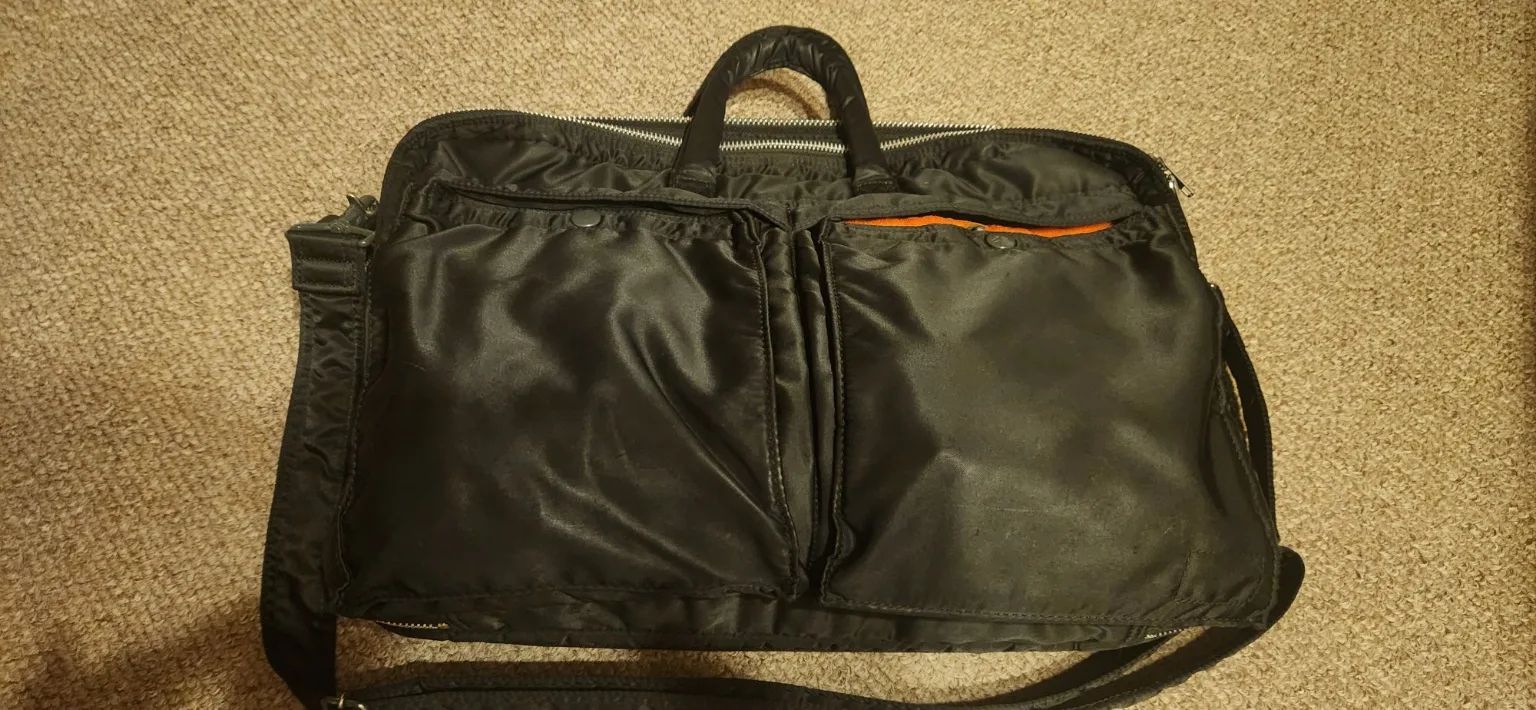 PORTER TANKER 2WAY BRIEFCASEの実物。使い込まれた黒いナイロン素材のブリーフケースの内部