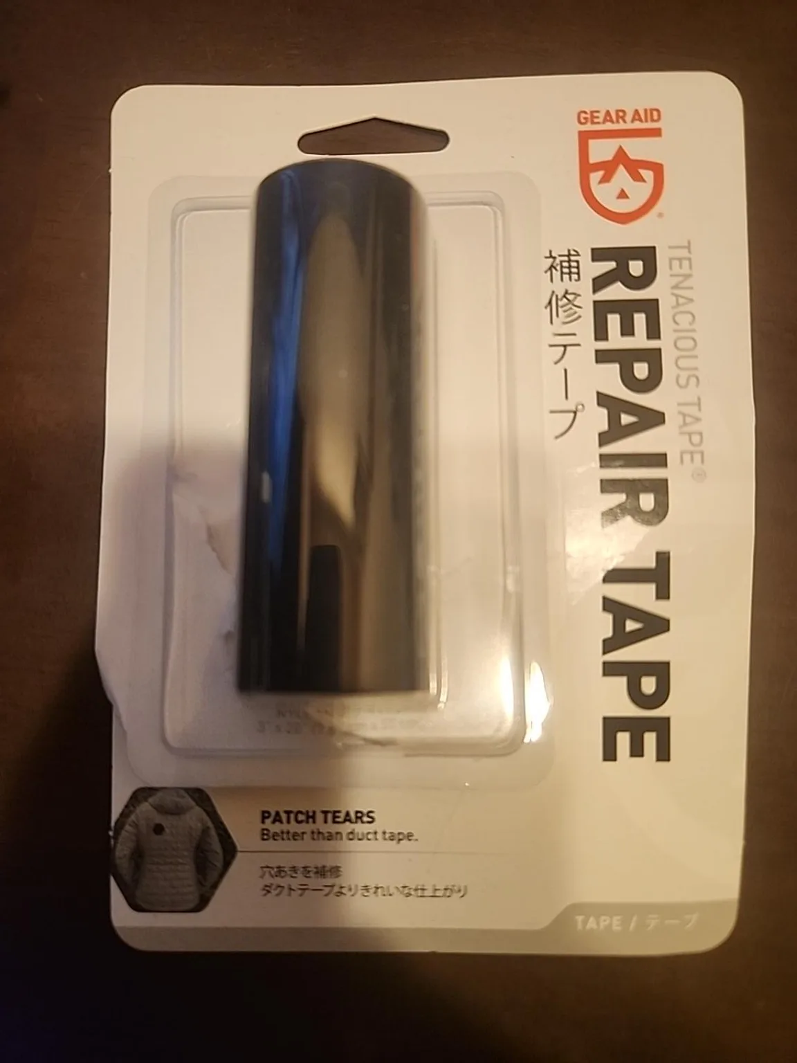 使用したギアエイド社のTENACIOUS TAPE 補修テープの未開封パッケージ。黒い補修材がブリスターに入っており、「穴あきを補修」「ダクトテープよりきれいな仕上がり」と書かれている