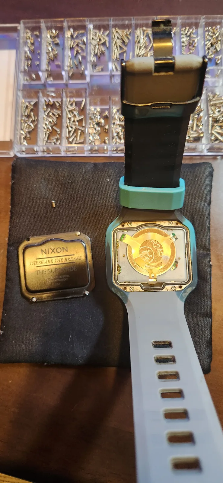 裏ぶたを開けたNIXON SUPERTIDE。外した裏ぶたには「THESE ARE THE BREAKS」の刻印